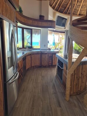 Réfrigérateur, micro-ondes, four, plaque de cuisson