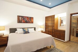 2 quartos, escrivaninha, ferros/tábuas de passar roupa, berço de viagem