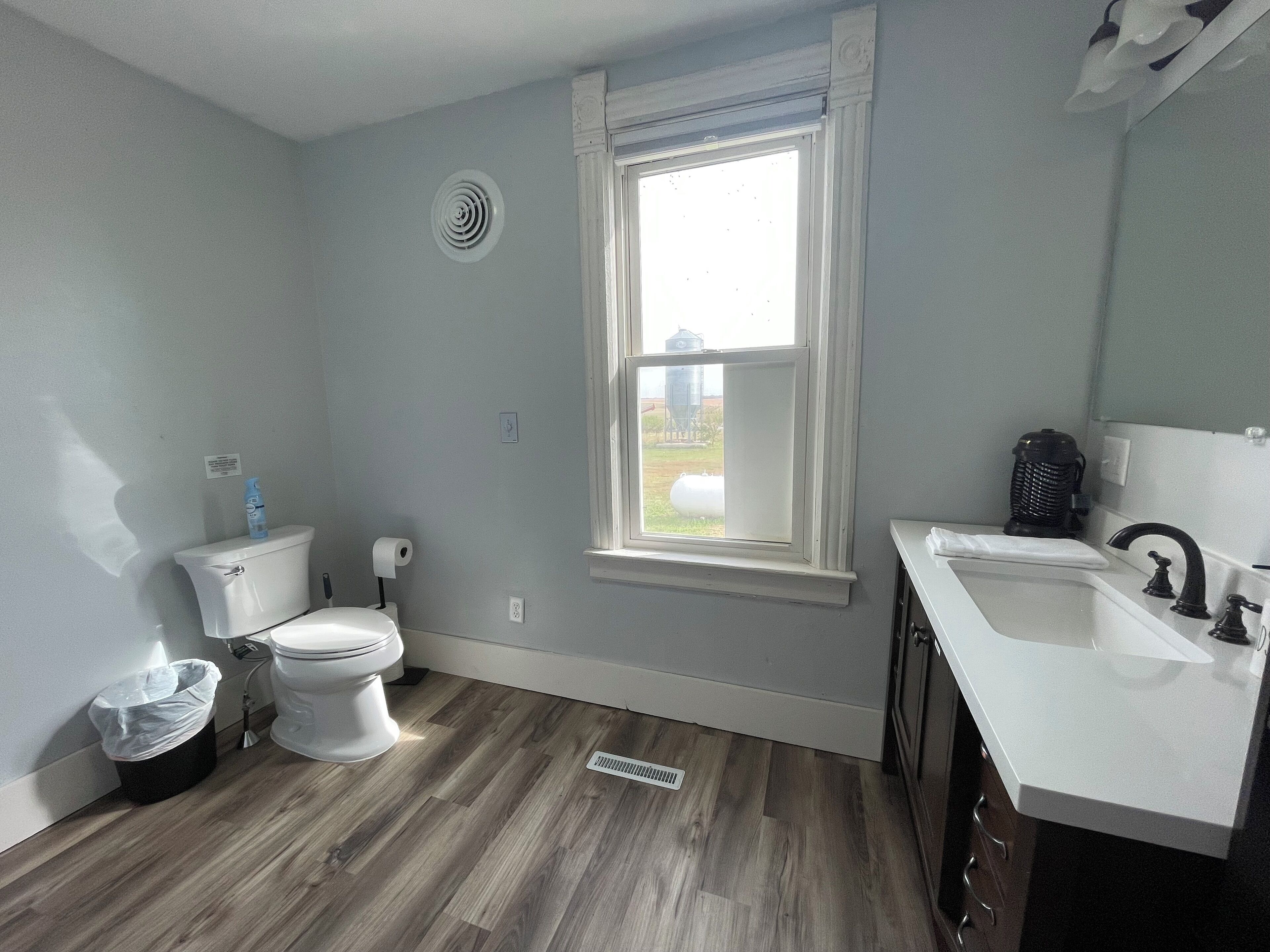 مجففات شعر، مناشف، صابون، ورق حمّام