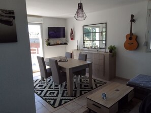 Dining - "Les Baigneurs" Apt 3 * very quiet in resi 2 bedrooms and balcony. Private parking lot (Mers-les-Bains)