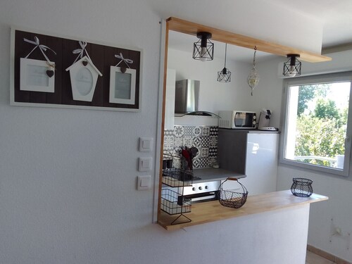 "Les Baigneurs" Apt 3 * very quiet in resi 2 bedrooms and balcony. Private parking lot