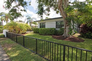 Property grounds - Delray Beach Getaway | Minutes to Beach & More! (Delray Beach)