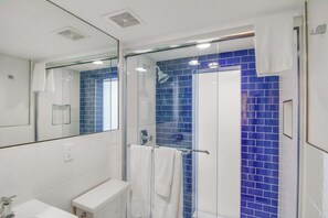 Douche, sèche-cheveux, serviettes fournies, shampoing