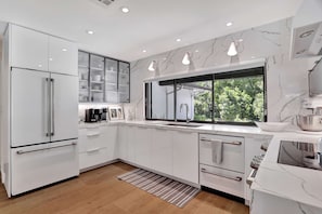 Geladeira, micro-ondas, fogão, cooktop