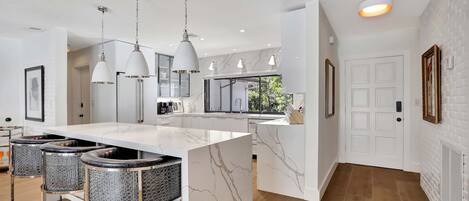 Refrigerador, microondas, horno, placa de cocina