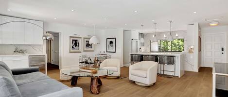 Fernseher, Stereoanlage, Arbeitsbereiche