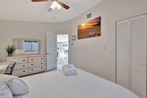 3 bedrooms, iron/ironing board, travel cot, WiFi - Waterfront Oasis w/ Private Pool! (Fort Lauderdale)