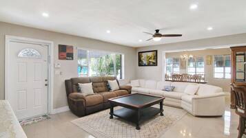 Televisión, chimenea y oficina