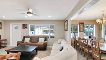 Televisión, chimenea y oficina