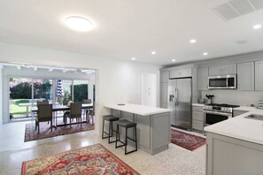 Fridge, microwave, oven, stovetop - La Casa Blanca | Minutes from the Beach! (Delray Beach)