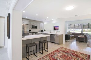 Frigorífico, microondas, horno y placa de cocina