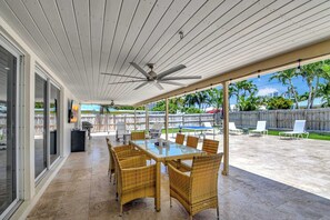 Outdoor dining - Dolphin Villa – Private Pool! (West Palm Beach)