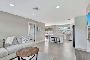 Télévision, chaîne hi-fi, espaces bureaux