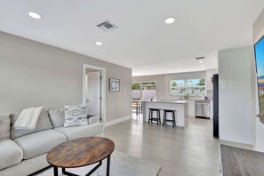 Fernseher, Stereoanlage, Arbeitsbereiche