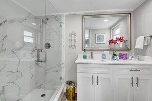 Douche, séchoir à cheveux, shampooing