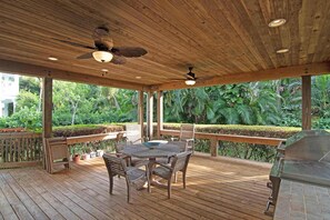 Outdoor dining - Sun, Shells and Seaspray w/ Lanai (Delray Beach)