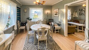 A cozy dining area with a round table, chairs, and a patterned rug. - Cozy home in Gravberget (Gravberget)