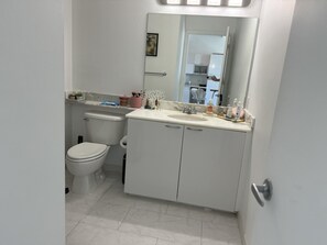 Asciugacapelli, asciugamani, sapone, carta igienica