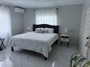 5 bedrooms, iron/ironing board, WiFi - Unforgettable Escape: Nestled in the tranquil and cool hills of Mandeville (Mandeville)