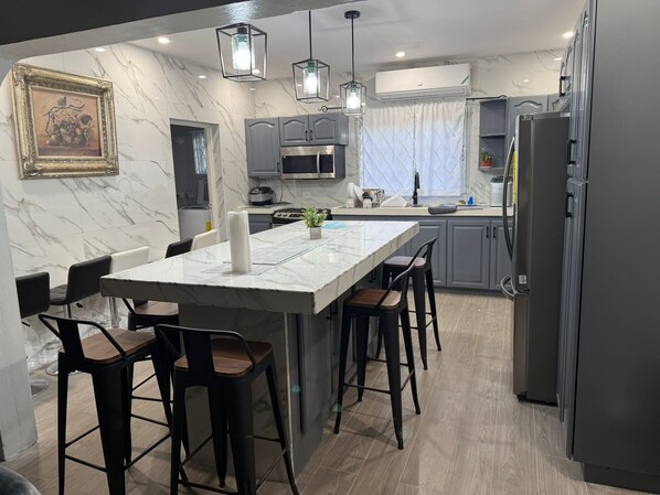 Fridge, microwave, oven, stovetop - Unforgettable Escape: Nestled in the tranquil and cool hills of Mandeville (Mandeville)