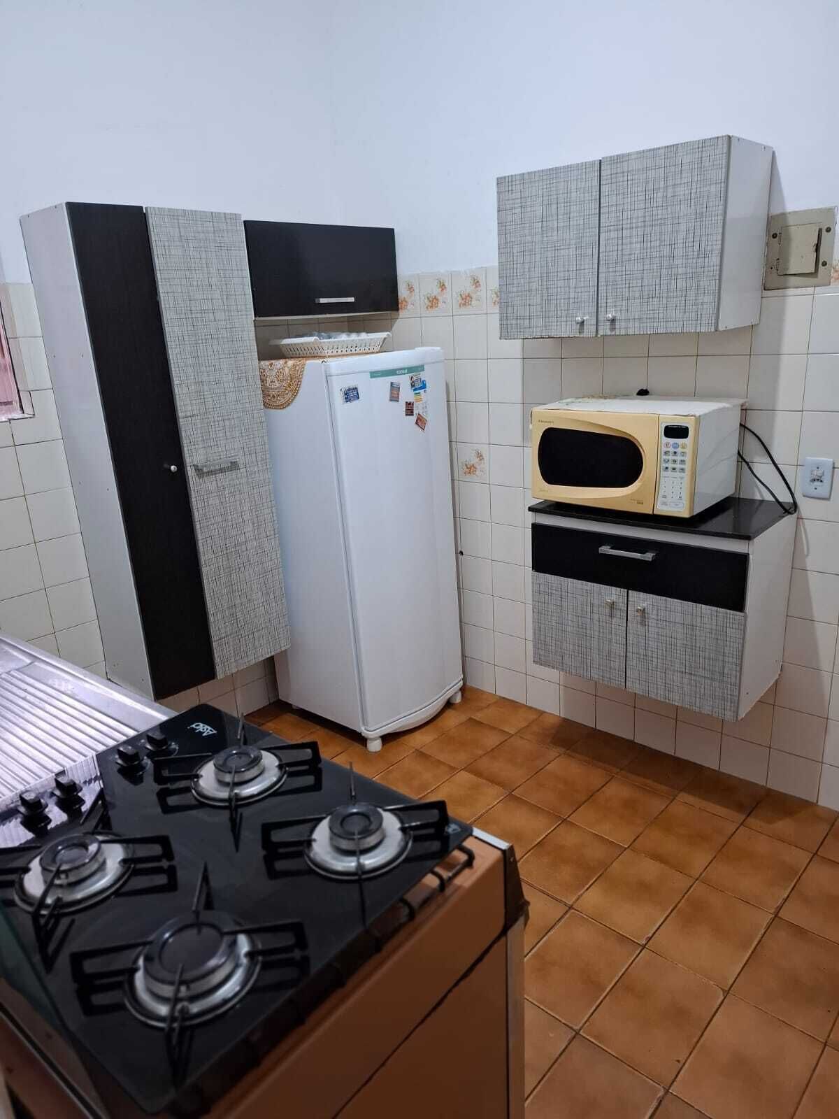 Kjøleskap, mikrobølgeovn, kokeplater og vannkoker