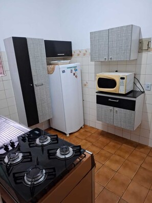 Réfrigérateur, micro-ondes, plaque de cuisson, bouilloire électrique