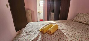 3 slaapkamers, een strijkplank/strijkijzer, wifi, beddengoed
