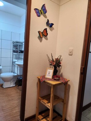 Shower, hair dryer, towels, soap - Charming 1-bedroom apartment in fabulous Lima with WiFi (Lima)