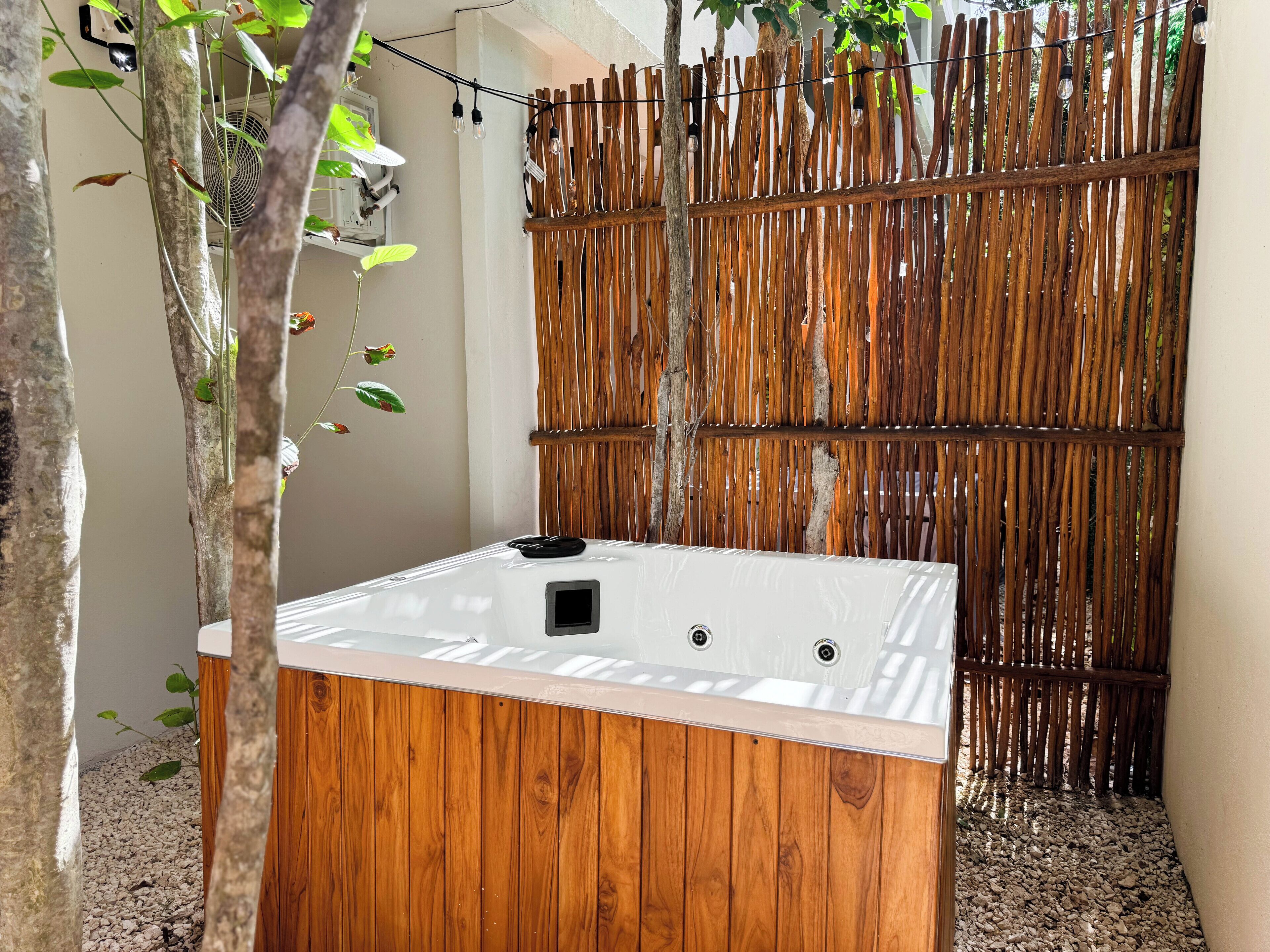 Appartamento Deluxe, lanai | Area soggiorno | TV a schermo piatto