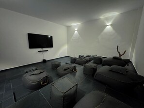 Departamento Deluxe, lanai | Área de sala de estar | Televisión de pantalla plana 