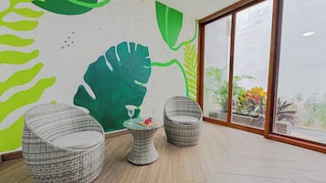 Appartement Deluxe, véranda | Coin séjour | Télévision à écran plat