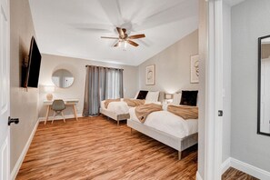 4 Schlafzimmer, Schreibtisch, Bügeleisen/Bügelbrett, Reisekinderbett