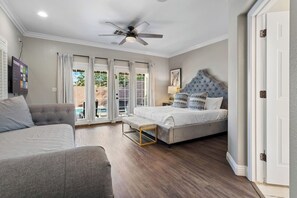 4 soverom, skrivebord, strykejern/-brett og reiseseng for barn