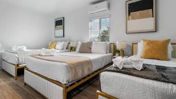 5 dormitorios, escritorio, tabla de planchar con plancha y cuna de viaje