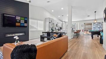 Una televisión, una chimenea, un reproductor estéreo