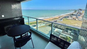 A balcony with a view of the beach and ocean. - RN Studio Premium 916 - Vista Mar (Maceió)