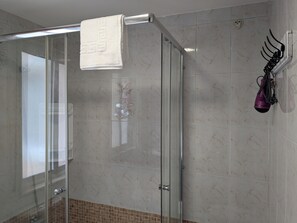 Dusche, Haartrockner, Bidet, Handtücher
