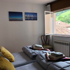 4 bedrooms, desk, free WiFi, bed sheets