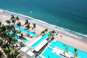 Een buitenzwembad en een verwarmd zwembad