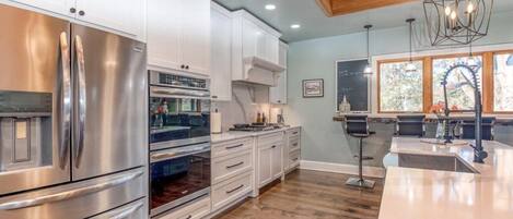 Een koelkast, een microgolfoven, een oven, een kookplaat