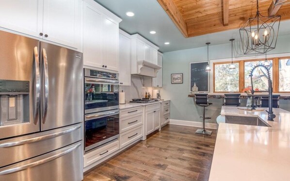 Kylskåp, mikrovågsugn, ugn och spishäll