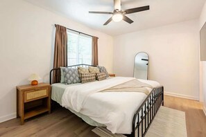 3 室のベッドルーム、デスク、アイロン / アイロン台、WiFi (無料)