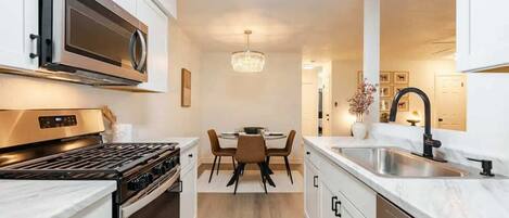 Jääkaappi, mikroaaltouuni, uuni, liesi