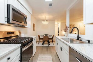 冷蔵庫、電子レンジ、オーブン、コンロ