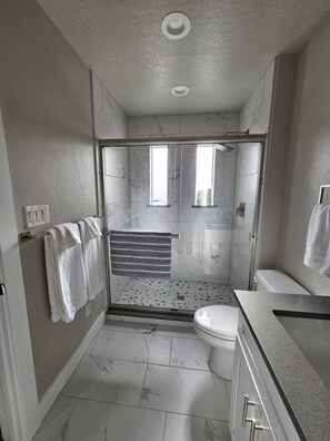 Ducha, secador de pelo, toallas, jabón