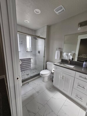 Shower, hair dryer, towels, soap - New! Centrally located. Easy to access.

 (Elko)