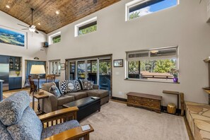 Smart TV, fireplace, books - Hot tub, Mnt. Views, A/C, Downtown - Eco Chalet! (Flagstaff)