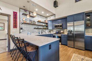 Fridge, microwave, oven, stovetop - Hot tub, Mnt. Views, A/C, Downtown - Eco Chalet! (Flagstaff)