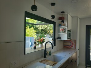 Microondas, horno, placa de cocina y lavavajillas