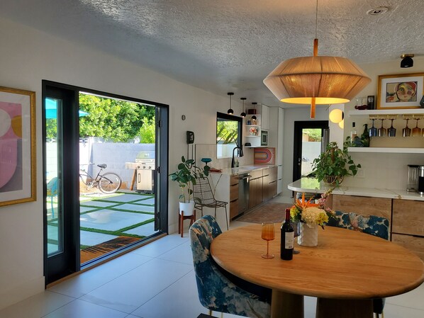 Microondas, horno, placa de cocina y lavavajillas